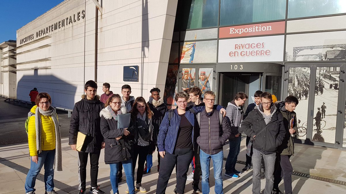 lycdoisneaustlo's tweet photo. Les élèves de Terminale du #CAPATMFC, #CAPPeintre et #CAPMenuiserie sont allés découvrir les @ArchivesManche pour une découverte autour de la mission des archives et de l'atelier reliure. https://t.co/fYI4rowmI6