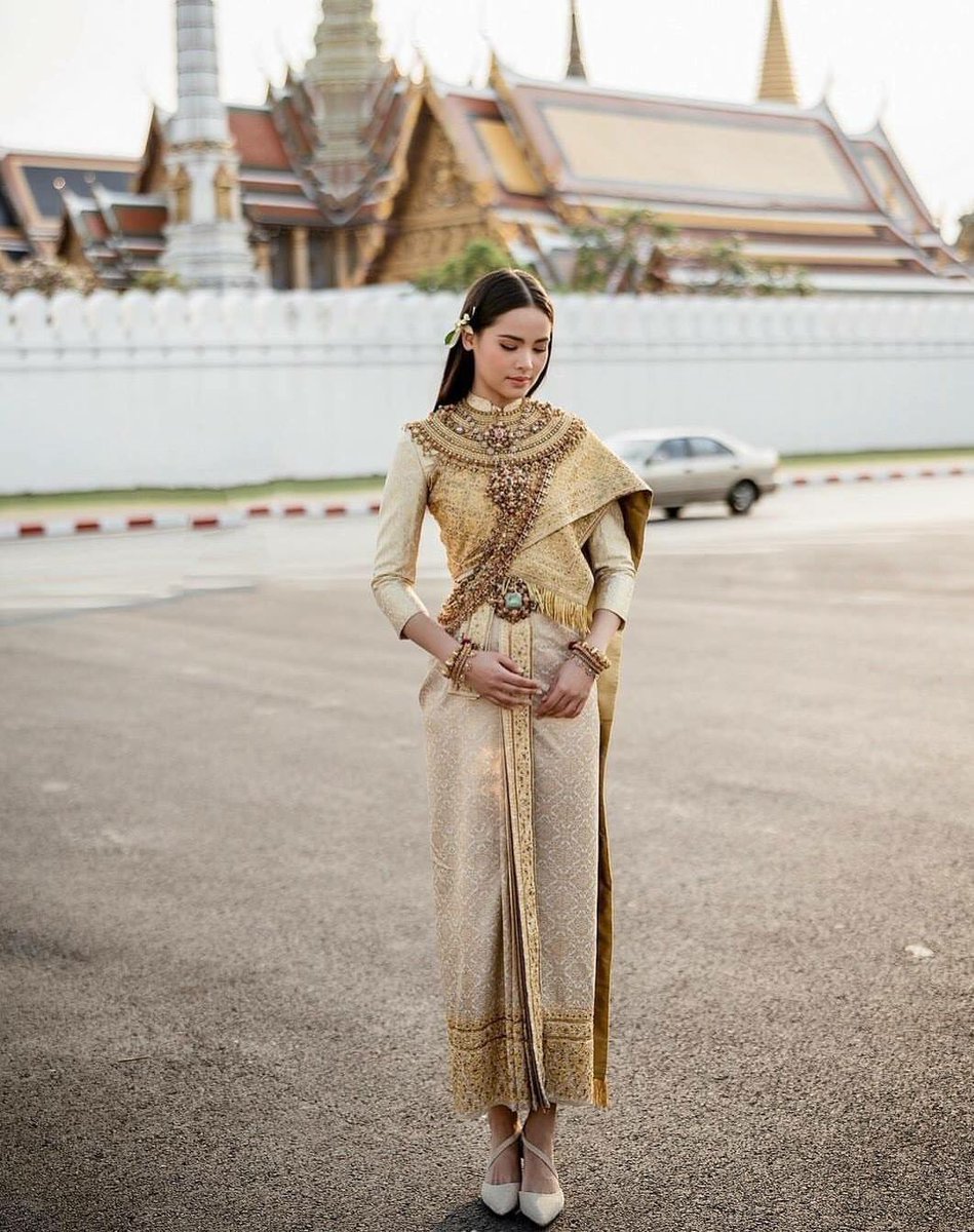 gellowgene's tweet photo. ตั้งแต่ดูดาราแต่งตัวไปงานอุ่นไอรักมา ชอบญาญ่าที่สุด นางเป็นคนมีเทสจริงๆอ่ะ หลายคนเน้นใส่ชุดแนวเสื้อหมูแฮม แต่ญาญ่าแหวกมาก ผ้าไทยสวยสะกดกับผมเรียบๆดอกจำปี งืออออออ สวยจังงงง https://t.co/RpNsiwdNoL