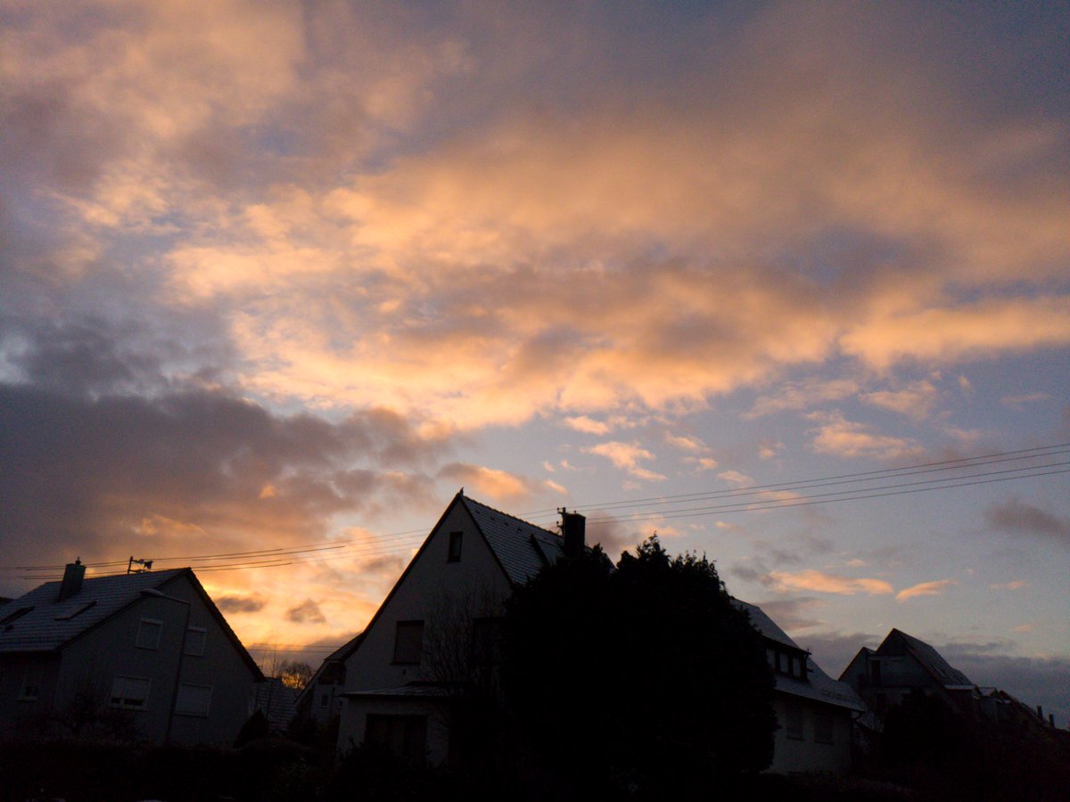 Guten Morgen Twitterland ein paar schwache Schneeschauer haben die Landschaft in #Ludwigsburg leicht überzuckert. Akt reißen die Wolken auf und es gibt einen Tag mit einem Wechsel aus dichteren Wolken und Sonne. Einz schwache Schneeschauer kanns noch geben. Um 2°C