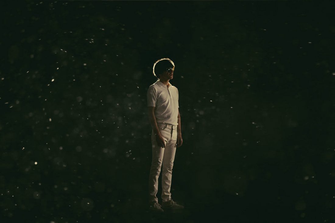 Dos anys i mig després de publicar 'Sistema', Joan Colomo (<a href="/colomomusica/">joan colomo</a>) contraataca amb 'L’oferta i la demanda'. En aquest nou disc, el músic s’atreveix a aparcar la guitarra per jugar amb l'electrònica > buff.ly/2C7djJ7