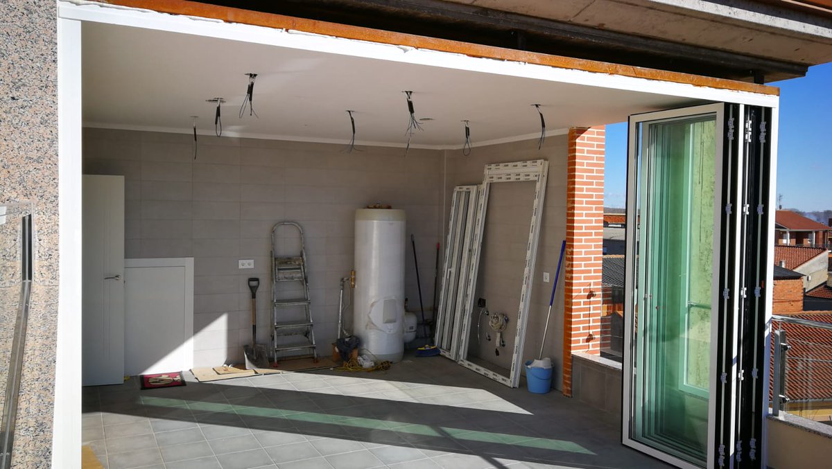 Levidrio's tweet photo. [Proyecto] Instalación de cortinas de vidrio #Extendglass SF55 con perfiles verticales para mayor aislamiento en vivienda.

#AmpliamosTuEspacioVital https://t.co/wcfYisQuiq