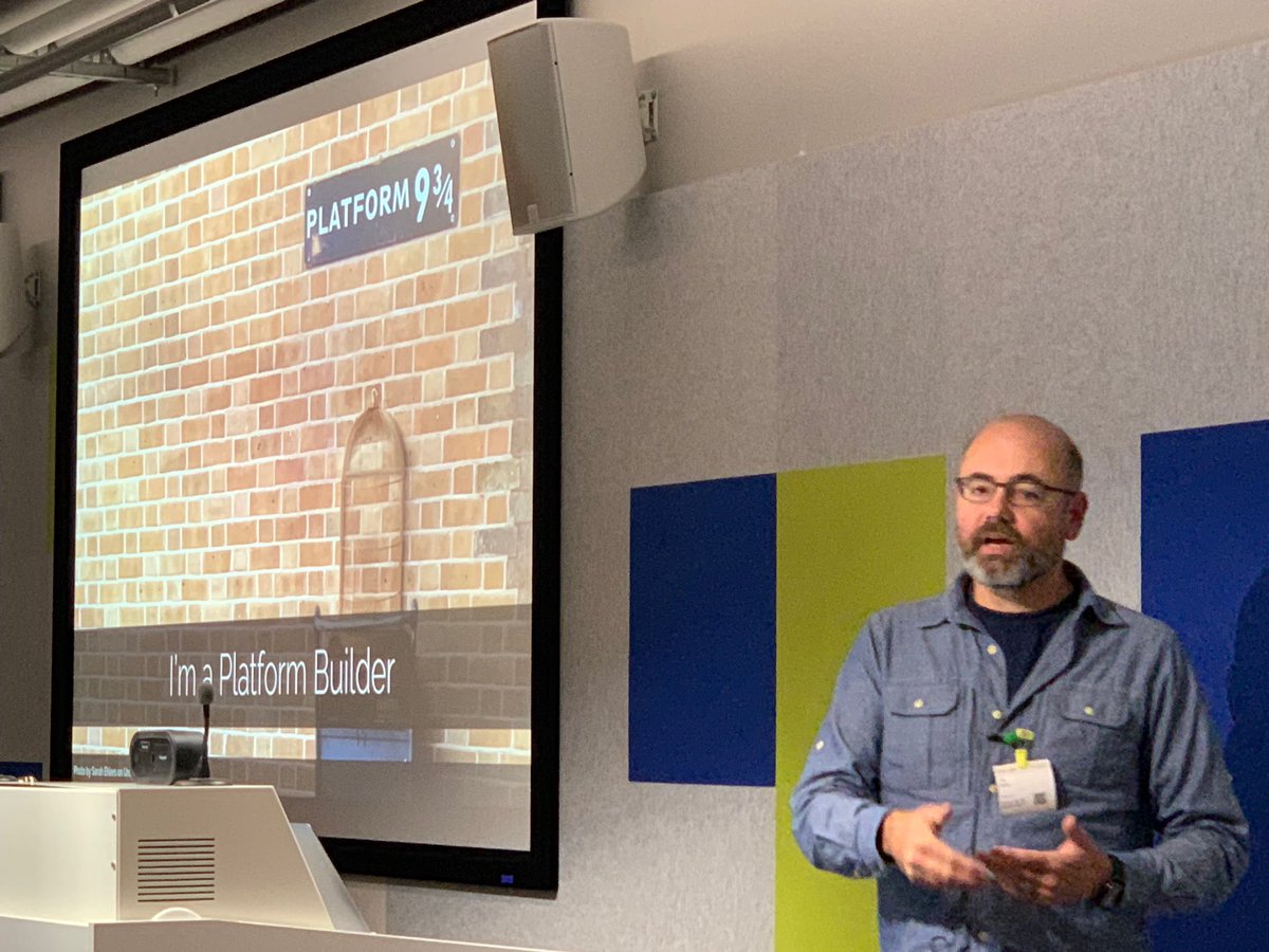 conradwt's tweet image. Great high level talk by @jbeda which discussed common concepts as well as past, present, and future of @kubernetesio #KubernetesMeetup 👏🏾👏🏾👏🏾👏🏾