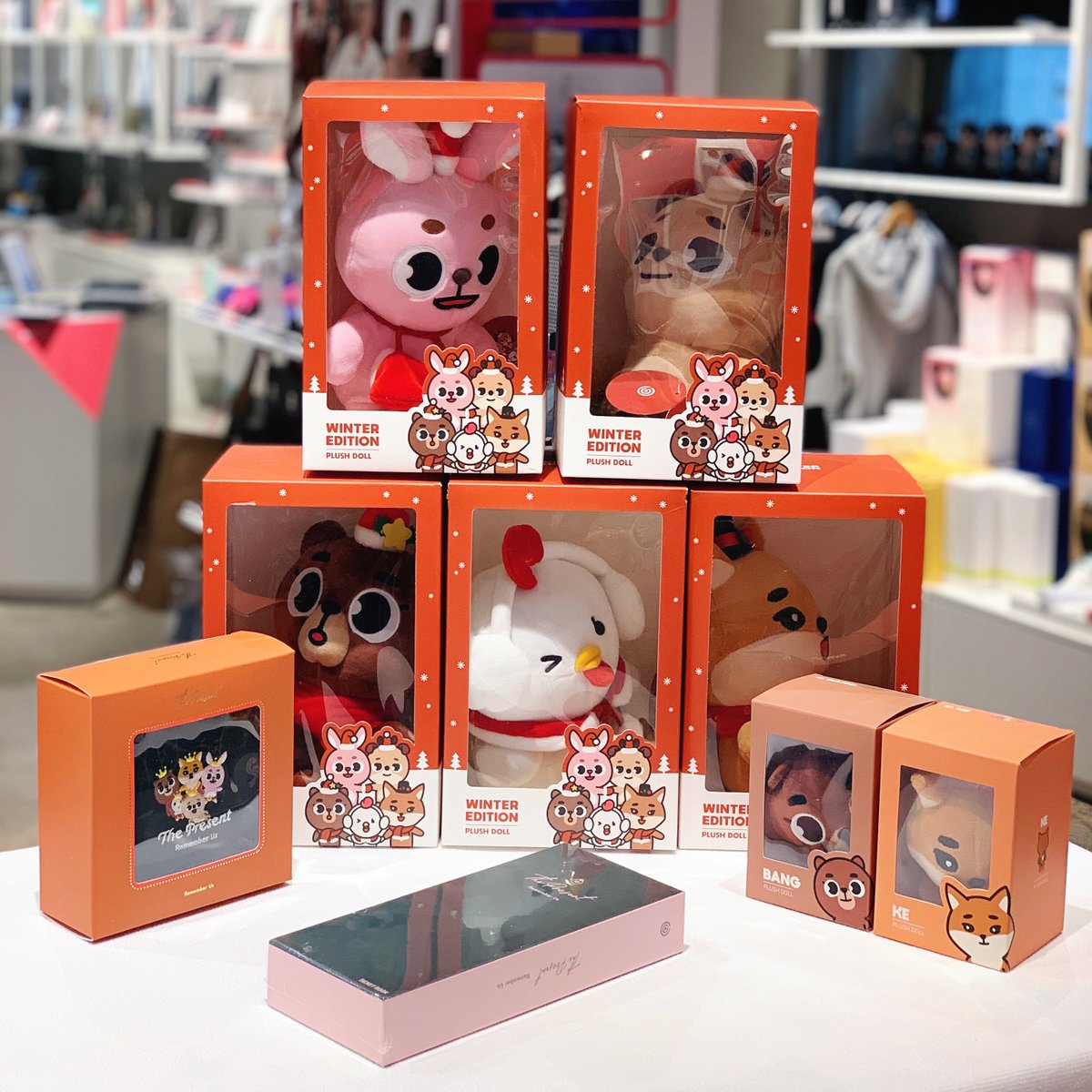 귀염뽀짝 데이식스 윈터 에디션 인형과 크리스마스 스페셜 파우치 및 티켓북 등 다양한 굿즈들을 위드드라마 가로수길점에서 만나보세요~!🌟...
