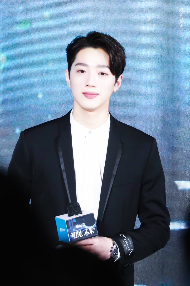 SeptFlowerbomb's tweet photo. 190113 初见未来发布会 #라이관린 #Laikuanlin #賴冠霖 https://t.co/Ue9Spf8Qlf