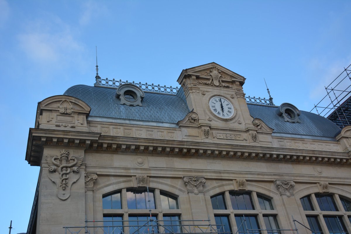 LaStationStOmer's tweet photo. 🗓️Pour fêter les 300 jours avant notre installation dans la gare de #SaintOmer, les aiguilles de l'horloge vont à nouveau tourner dès ce soir à 18h00. Le temps reprend sa course folle! On vous attend devant @LaStationStOmer! Pensez à prendre une lampe de poche! https://t.co/XJGJfsVlCQ