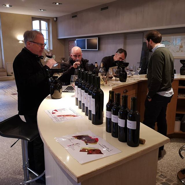 JamesSuckling's tweet image. Love @chateaugiscours in the morning! Fun tasting of 2016 #bordeaux
.
.
.
.
.
#wine #winetasting #wineblog #wineblogger #winelover #winestagram #winecritic #wineevent #frenchwine #bordeauxwine #jamessuckling

📸 instagram.com/p/BsxO19wHm78/ via tweet.photo