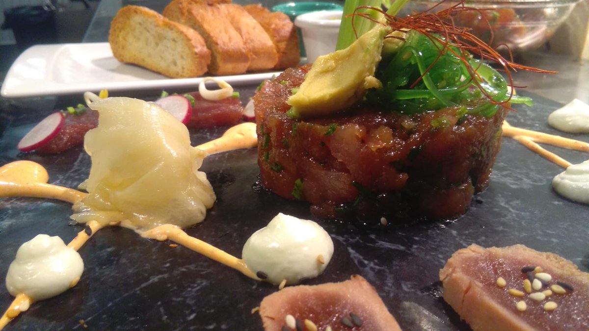 Es viernes y el cuerpo lo sabe 😎¿Y si lo celebramos con una de nuestras especialidades? TRILOGÍA DE ATÚN ROJO DE ALMADRABA (#Tartar/#Sashimi/#Tataki) Una buena forma de dar la bienvenida al fin de semana ¿no crees? #AtunRojo #Foodie #FoodieMadrid #MercadoSanAnton #Chueca #Madrid