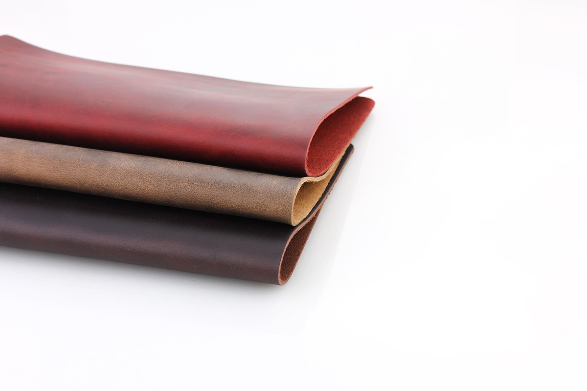 RobrasimService's tweet image. Crazy Horse Leather, the leather we used on our products, very durable and beautiful😀 robrasim.com #leather #crazyhorseleather #leathernotebook #leathergoods #handmadeleathergoods #handcrafted