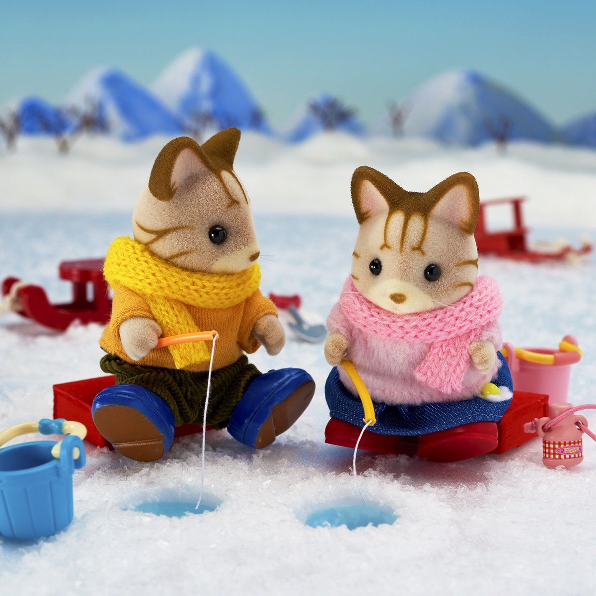 O Xrhsths シルバニアファミリー 公式 Sto Twitter シマネコのお父さんとシマネコの女の子は2人で釣りをしています T Co Vps31rht1n どんなおさかなが釣れるかな みなさんの予想をコメントで教えてくださいね シルバニアファミリー シルバニア 釣り