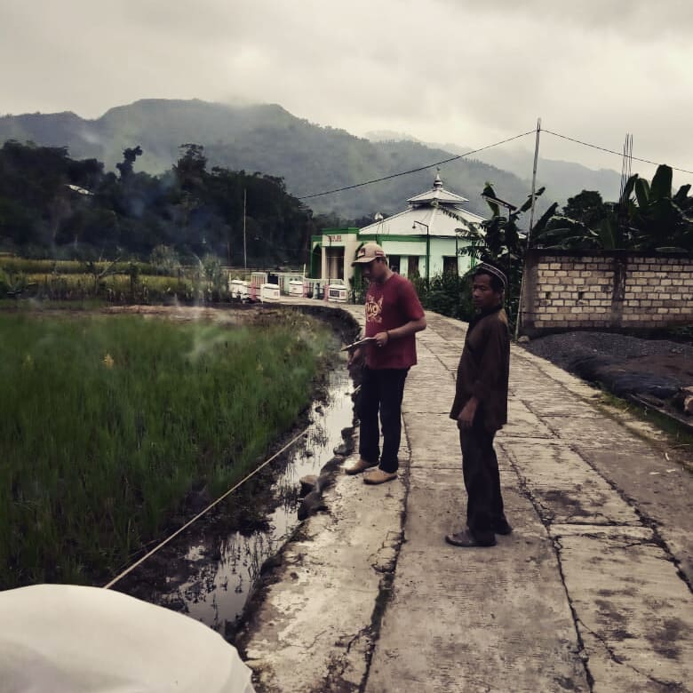 Geser ke jalan Dukuh Kesi (Bulakan Timur), pengukuran untuk rencana pembangunan talud dan senderan jalan...
Tetap semangattt...💪 untuk kemajuan Desa tercinta...😍
#JumatBerkah 
#AyoKerjaManeh
#MulaiDariDesa 
#JatengGayeng