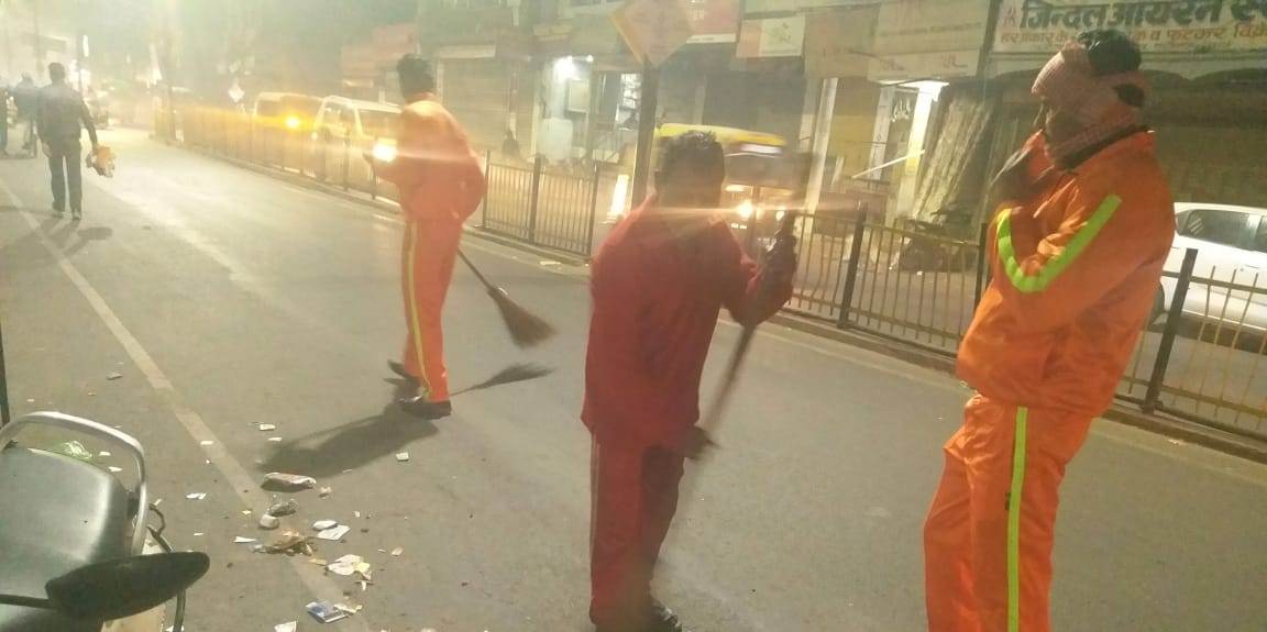 Lucknow2019's tweet photo. गौतम बुद्ध मार्ग पर सफाई का कार्य करते नगर निगम सफाईकर्मी https://t.co/u9Lz2jV32C
