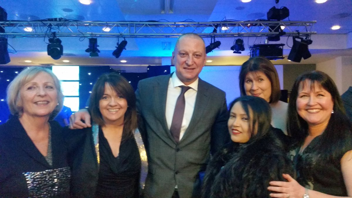 conkers3's tweet photo. @claudiohfox @Leanne_Evolve @ERRECRUITMENT1 @360AutoLEICS @jamienaylor @Deacyliam @GWFamilyLawyers @RaeSnape @MsHKS @Clairecuthbert9 @producerrobbo @_mattpiper @TreesieTT @StringerSport @griffin_fit @contrariansmind @RobinWinterton @Morris45T @lizziegriff87 @DianaEPatterson @BettyBrown_ @categoryx @LeicesterRaces @Brackonis @jennycross81 @hopeagnstcancer @MagazineNiche @NewbyCastleman @ElizabethGooch @alexkowalczuk @VentolaLighting @RDZPRLTD @BarbaraVonOw @emwawards @uniofleicester @drbuncen @ViviennePorritt @leicscastlebs @dmuleicester @BBCLeicester @RupalR @daleneal @Charitylink @LCFC @leicslive @wheeliedealer A big thank you to Eileen Richards MBE @ERRECRUITMENT1 for your kind invitation to the @LMSportsAwards last night. It was a blast😂.

Huge congratulations to the fantastic @MattElliott01 👏who received  the #LMSA2018 #LifetimeAchievementAward. What a humble &amp; funny guy🙏 https://t.co/LY9HfGy2D4