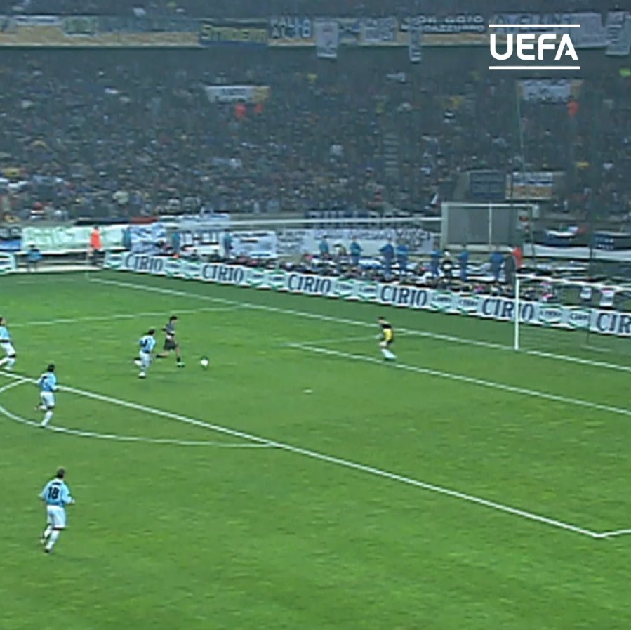 Iván Zamorano 👏👏👏
ℹ️ 1998 UEFA Cup Final
🆚 Lazio
⏱️ 5th minute
🎉 Wish @bambam9oficial a happy birthday! 🥳
#UEL