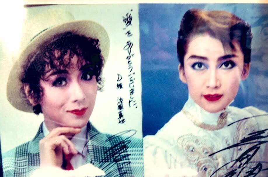 草葉達也の宝塚歌劇研究会 Twitter પર インスタに私のポスターコレクションをボンボン上げております 見に来てね 涼風真世 一路真輝 明日海りお 珠城りょう 望海風斗 紅ゆずる 真風涼帆 宝塚音楽学校 宝塚大劇場 宝塚少女歌劇 タカラヅカ 宝塚歌劇団 草葉達也の宝塚歌劇研究会 Twitter પર インスタに私のポスターコレクションをボンボン上げております 見に来てね 涼風真世 一路真輝 明日海りお 珠城りょう 望海風斗 紅ゆずる 真風涼帆 宝塚音楽学校 宝塚大劇場 宝塚少女歌劇 タカラヅカ 宝塚歌劇団