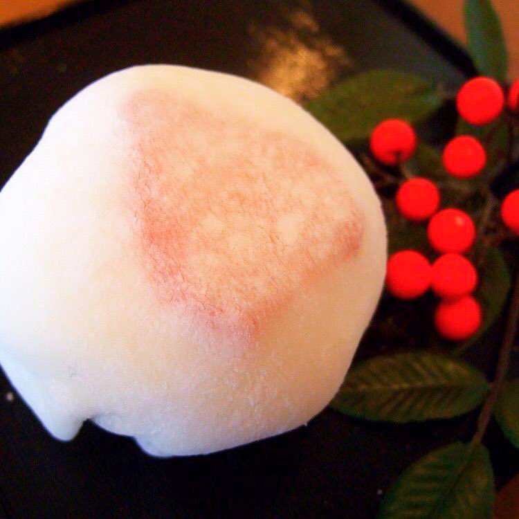 troisberry's tweet photo. 🍓❄🍓かまくら　KAMAKURA🍓❄🍓 今年もかまくら🍓スタート💕🎶🍓
もちもち求肥の中に🍓苺ちゃん&amp;餡&amp;カスタードクリーム&amp;生クリーム&amp;ババロア🎶
あったかいお茶と一緒に至福のティータイムを😋🎶🍓☕ 🎂

#かまくら
#求肥
#ぎゅうひ
#いちご
#和菓子
#sweets #いちご大福 https://t.co/XpJh8qsIBK