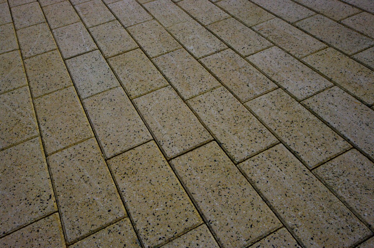 Hardscape_ENG's tweet photo. #MaterialOfTheWeek 🔥 this week, we turn to the electric #Kellen #Breccia Giallo ⚡️ here at #ValentinePlace in #Southwark, the striking yellow of Giallo complements the surrounding buff buildings. Concrete bottom, 100% natural aggregate top 👏🏼 https://t.co/O3lZYeBgWS