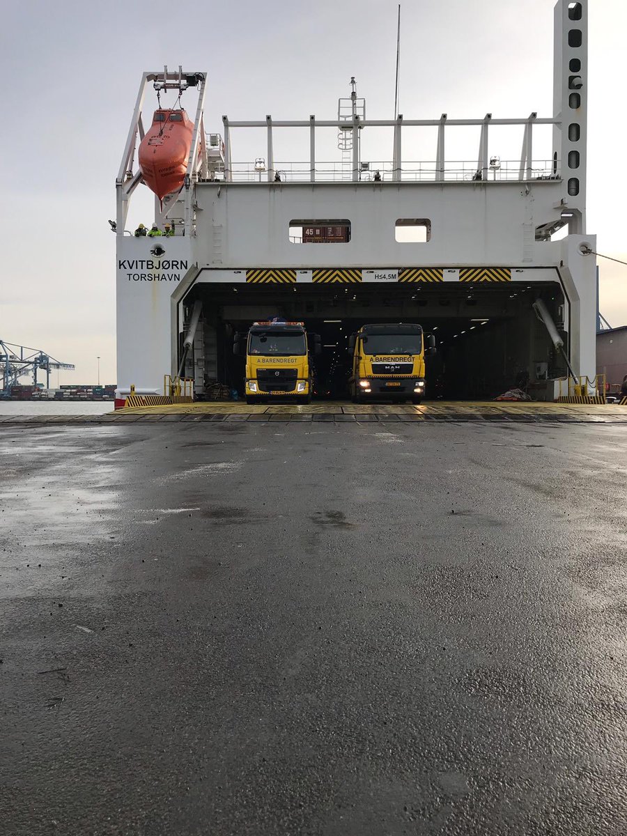 ABarendregtBV's tweet photo. Mooi klusje voor de vrijdagmiddag een ferryboot leegmaken met vrachtwagens die het niet meer doen. https://t.co/Ln1EWOGBlE