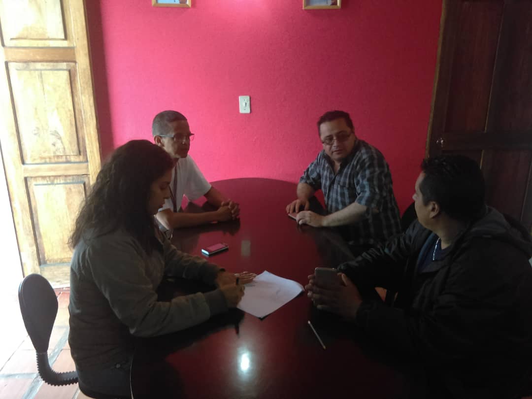 MppopMerida's tweet photo. @Marlenycdc #Ene2019 Director del MPPOP-MPPT @carlospmerida coordina en conjunto a La Alcaldía del Municipio Cardenal Quintero con el apoyo de estos Ministerios en la rehabilitación de la alcantarilla en vía Local L001,Sector Las Mesas https://t.co/AhpwhfefZB