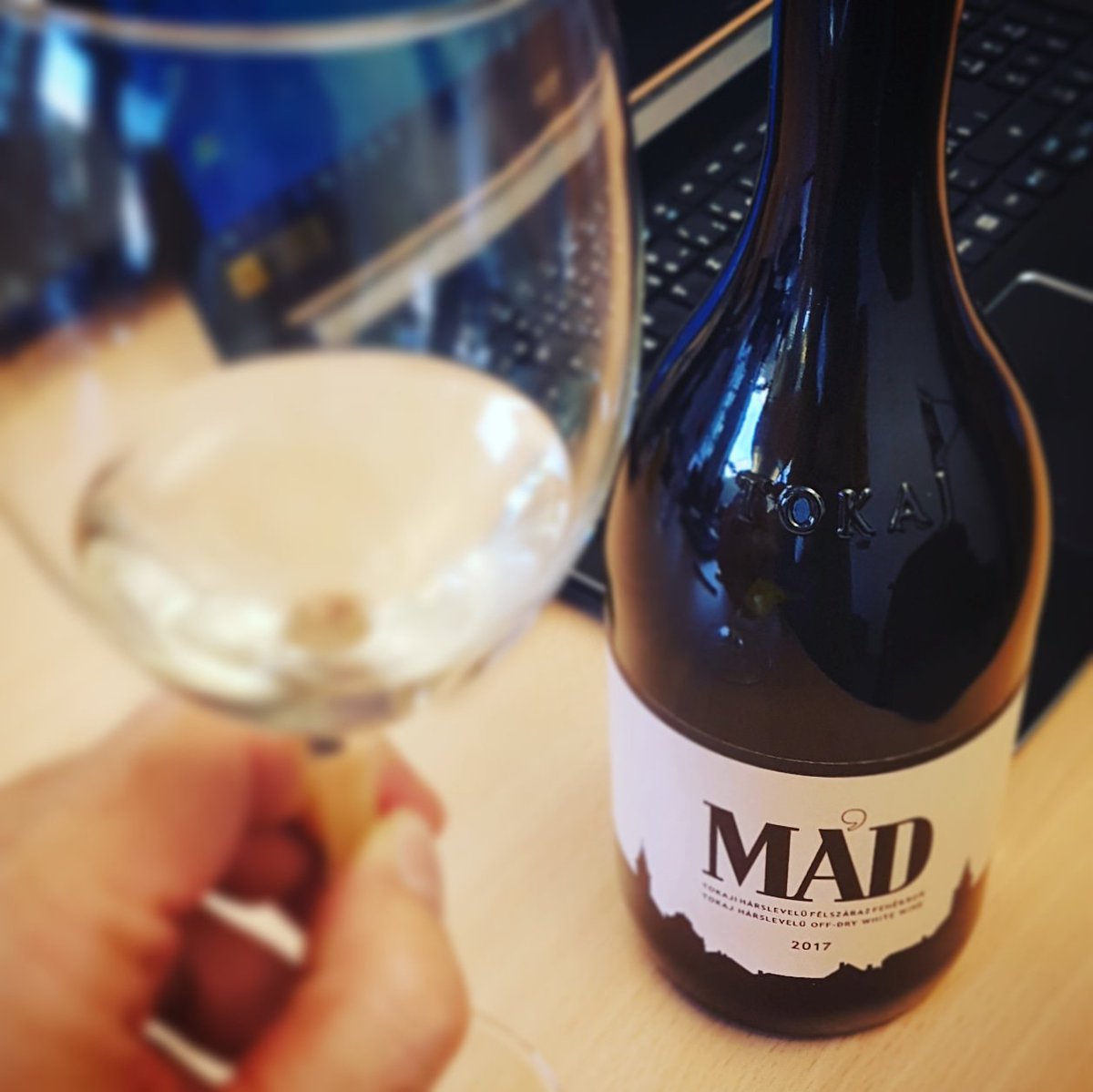 I'm mad about Mad. 
So startet man ins Wochenende: Degustation auf Arbeit 😊🥂

#enjoy #wine #tgif #happyweekend #tokaj #hungary #màd #cheers