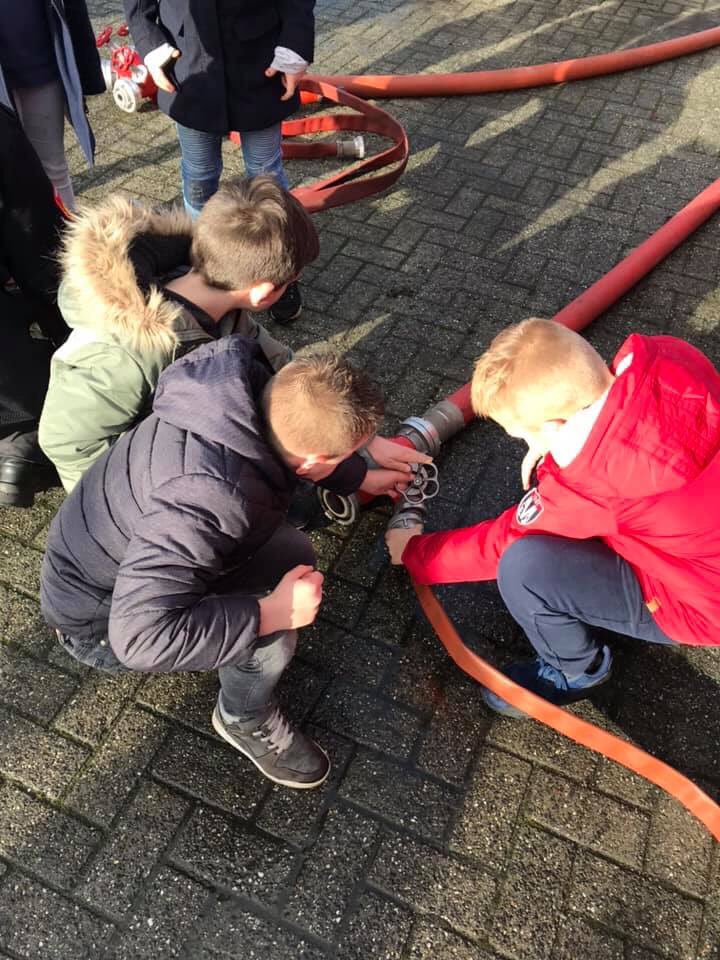 wsvwesterbroek's tweet photo. Vandaag zijn de groepen 5 t/ 8 naar de #brandweerkazerne in #Hoogezand geweest! We hebben veel gezien, de juffen mochten op hoogwerker en de kinderen mochten de commandant natspuiten! #westerbroek #hulpverlening #112 #brandweer #kleineschool #po https://t.co/Y14IfHZFyx