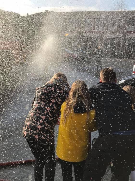 wsvwesterbroek's tweet photo. Vandaag zijn de groepen 5 t/ 8 naar de #brandweerkazerne in #Hoogezand geweest! We hebben veel gezien, de juffen mochten op hoogwerker en de kinderen mochten de commandant natspuiten! #westerbroek #hulpverlening #112 #brandweer #kleineschool #po https://t.co/Y14IfHZFyx