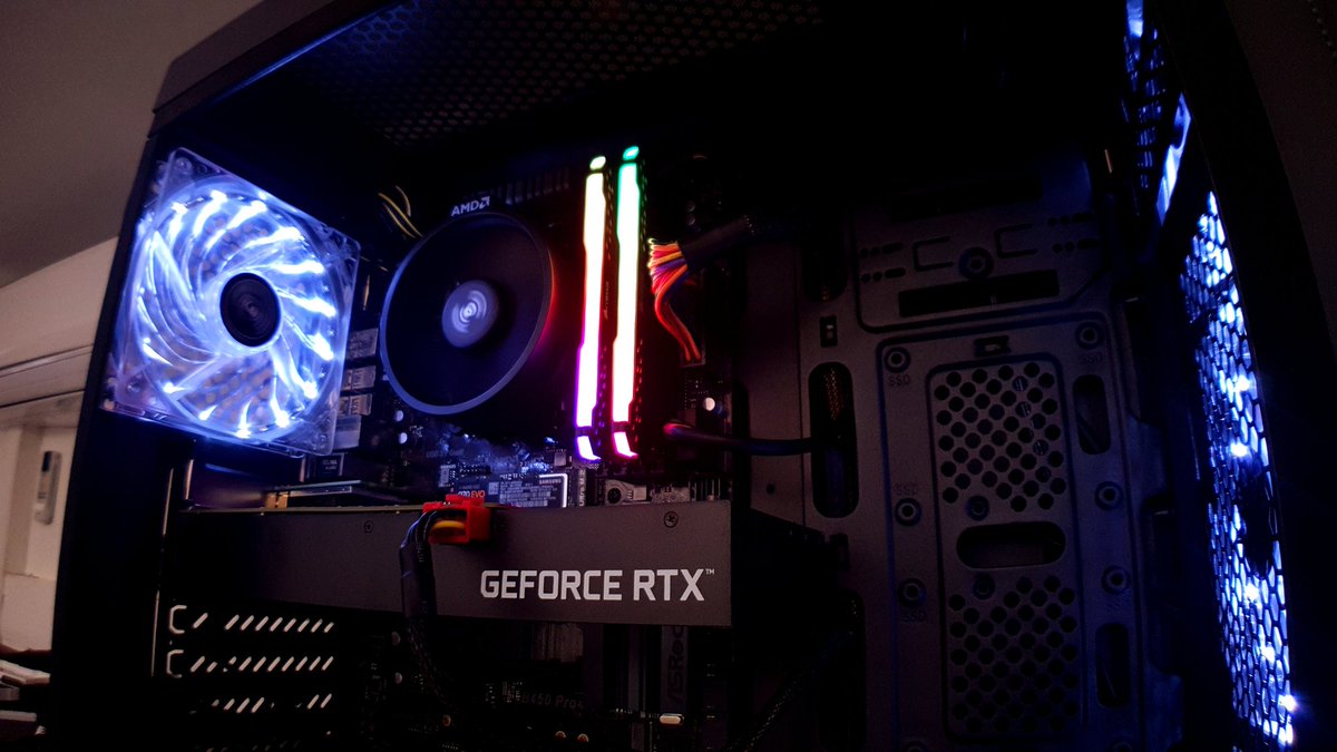anyasekai's tweet photo. Et que la lumière soit ! @GetRhinoShield #grandangle #rhinoshield ça rend pas mal avec l'objectif grand angle ^^ #montagepc @LDLC #teamsaxe https://t.co/hTXlNfcrf1