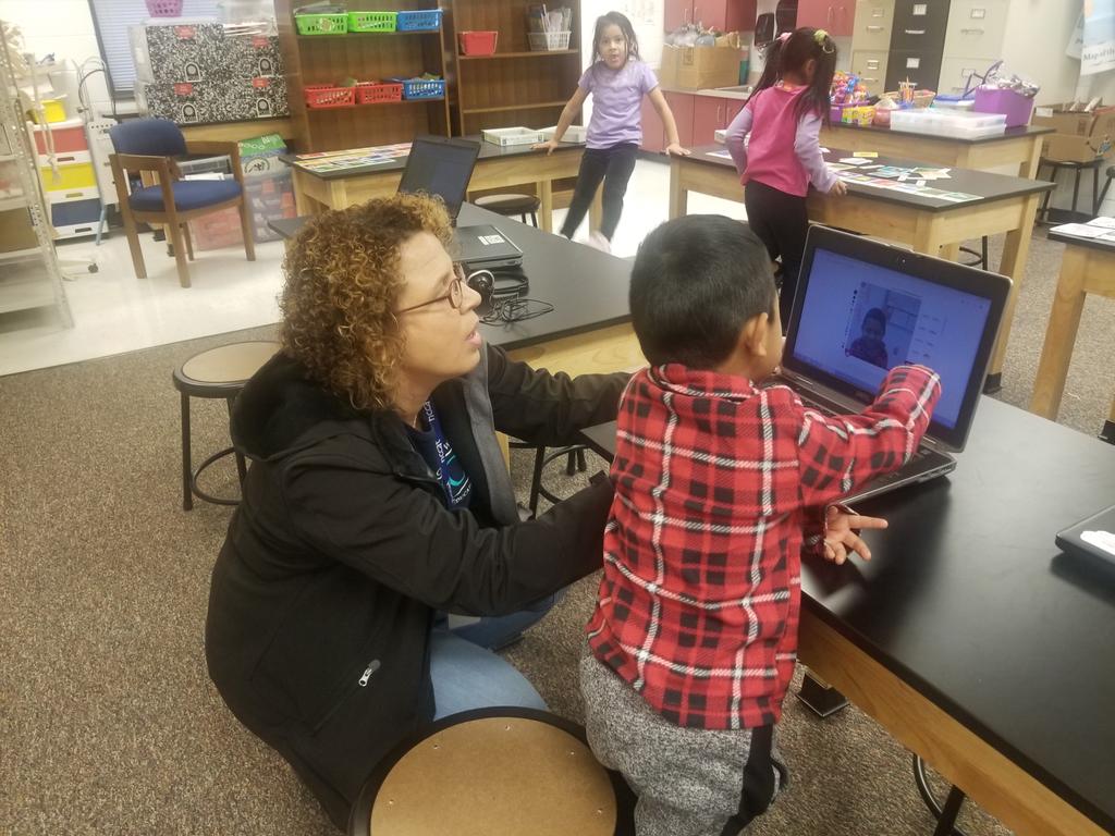 CurleyNancy's tweet photo. Ms. Morrison's El students using @Flipgrid to practice their speaking skills. #onslowdlt #hcesgators #ncdlcn https://t.co/2QZpTelF3a