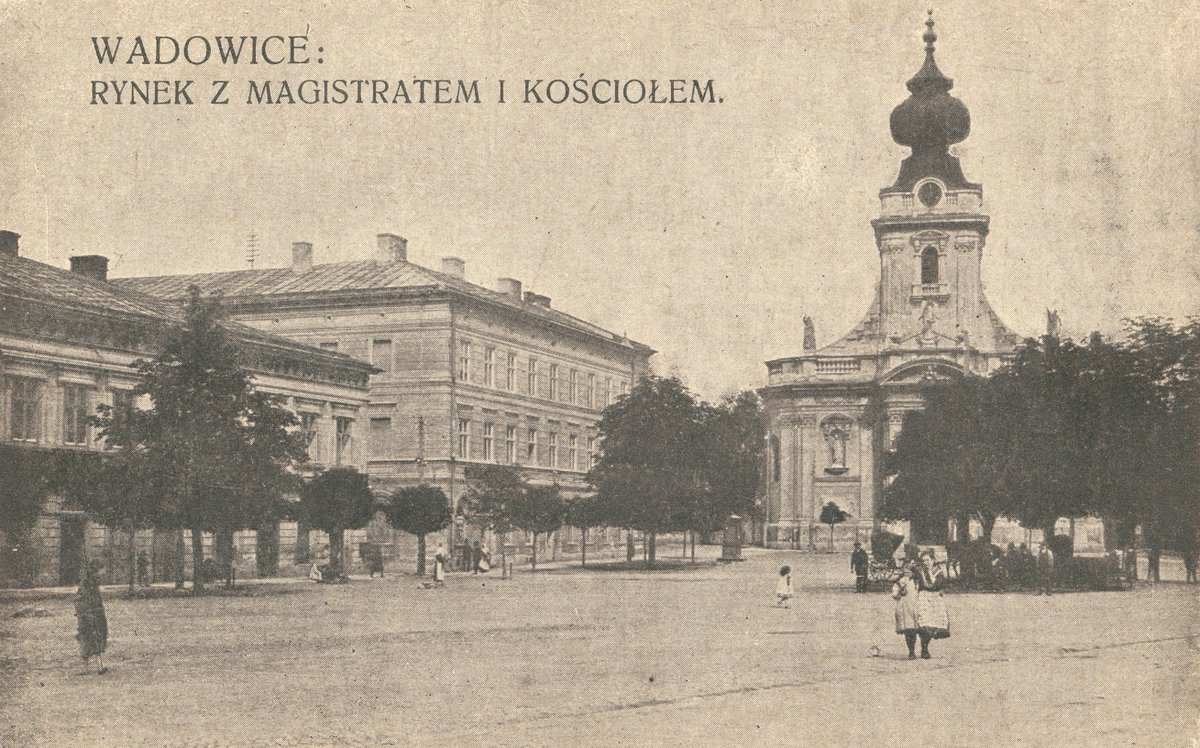 MT5_14's tweet photo. "A jest jedno [miasto], które pachnie nawet z włoska, bo morwami; to  WADOWICE! […] Okolice miasta bezwzględnie piękniejsze od okolic Neapolu czy Stockholmu, tylko mniej reklamowane i przez to mniej znane w Europie" (Adolf Nowaczyński, 1938)

#WeekendInPolska #JanPawełII https://t.co/xtOZpgZYOg