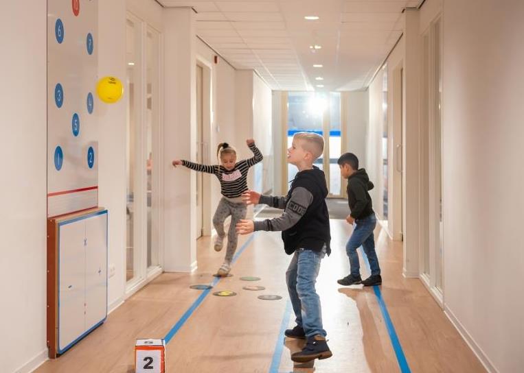 Wie met open blik naar een schoolgebouw kijkt, ziet alternatieve oplossingen om leerlingen 2x30 min per dag te laten bewegen. Inspiratie opdoen? Kom naar de Nijha-stand (hal 3, stand C.085) op de <a href="/notbeurs/">ital</a> nijha.nl/nl/actueel/nij… #bewegen