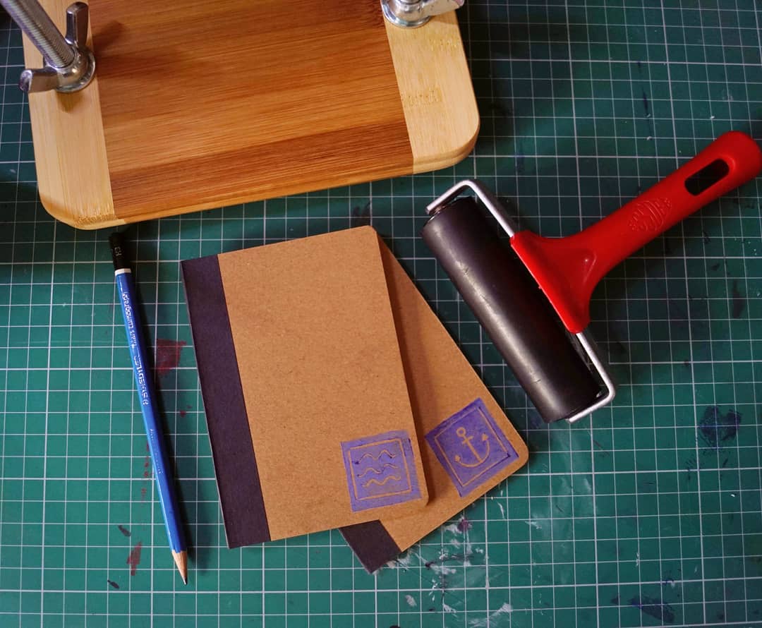 These are two new designs of hand printed lino notebooks. They're avaliable from our Etsy store in a pack of two containing both designs. Link below👇

etsy.com/uk/listing/674…