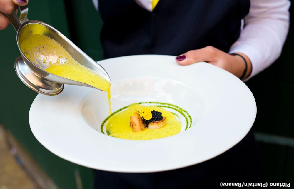 Spanish food riddle 😴🥘

let's see if you can solve this one 🤔

Tengo algo en mi mano. (I have something in my hand.)

Oro no es. (It isn’t gold.)

Plata no es. (It isn’t silver.)

¿Qué es? (What is it?)

The answer is in the image, let us know if you were correct ✅❌