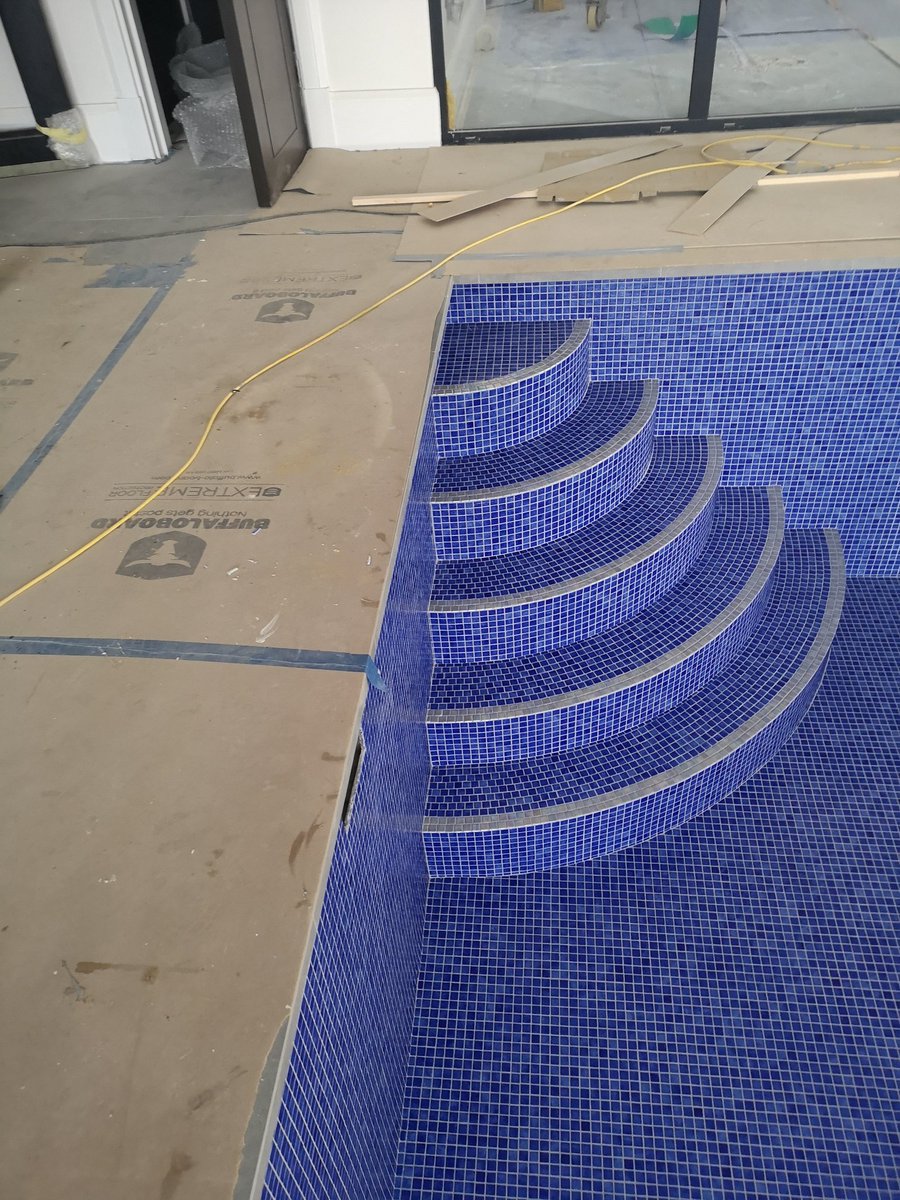 Roblowetiling's tweet image. End of the week, end of another job.
Using @ARDEXUKTiling X77 adhesive &amp;amp; silver shimmer grout with @ezarri tiles