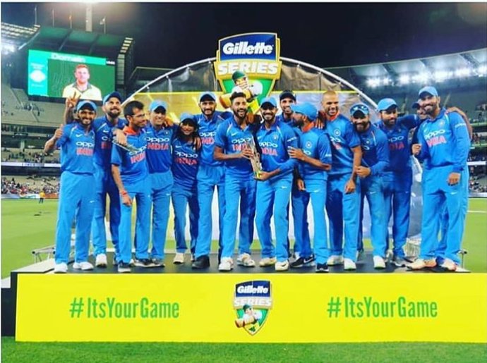 BollyNumber's tweet photo. ✨Adorable! @AnushkaSharma shares a picture of husband  @imVkohli and the Indian team as they celebrate a well deserved series win in Australia✨
@msdhoni #Dhoni #MSDhoni #TeamIndia https://t.co/M6ENCx8baP