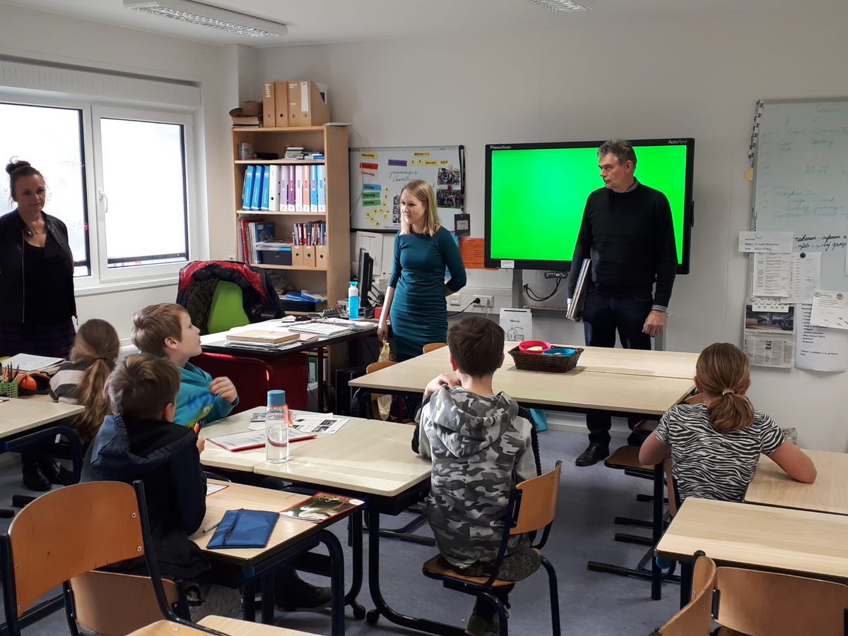 En nu dan de laatste school OBS Abt Emo in #Westeremden - kinderen kennen de kerk goed: 'oude banken, orgel en tekeningen boven je hoofd' - 'als het hier onder water ging staan, gingen alle kippen en varkens en mensen naar de kerk' #Kijkboeken #uitdeling <a href="/Eemsregio/">KredietunieEemsregio</a>