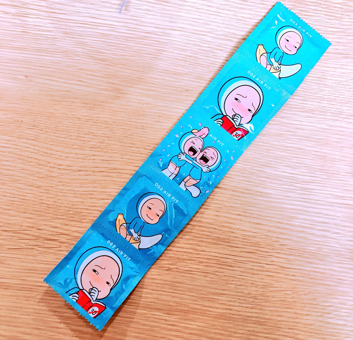 올리브영 갔다가 ㅋㅋㅋㅋㅋ 틴케이스가 넘 귀여워서 산 바른생각의 002 에어핏 콘돔 ㅋㅋㅋㅋㅋ 응큼세포 겁나 귀여워 ㅋㅋㅋㅋㅋㅋㅋㅋㅋㅋㅋㅋㅋㅋㅋㅋㅋㅋㅋㅋㅋㅋㅋ