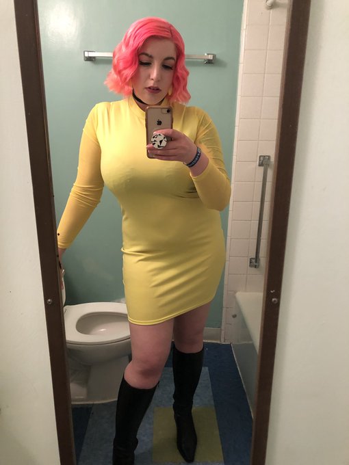 final night of @xbiz! 👋 everyone kept saying i looked like pink lemonade before the award show 🥤 https://t<a class="tags" href="/tag/xbiz">@xbiz</a>