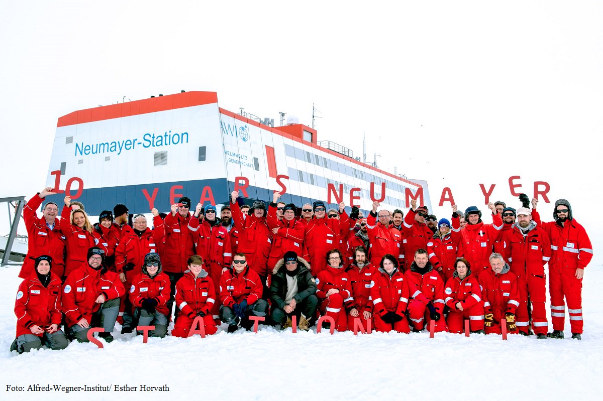 bmftr_bund's tweet photo. Seit 2009 forschen deutsche WissenschaftlerInnen auf der Neumayer-Station III @AWI_de in der Antarktis. Zum Jubiläum betonte der PSts @meister_schafft während seiner Inspektionsreise im ewigen Eis die Bedeutung der deutschen Antarktisforschung. https://t.co/vZhTNckBWm https://t.co/1oRw6ElnJu