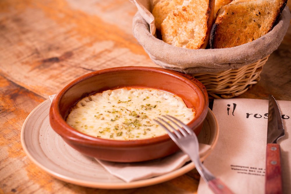 ILROSSORest's tweet photo. Si eres un amante del queso no te puedes perder nuestro provolone 🤤
La vida con queso sabe mejor 🧀♥️
#IlRosso #italiano #Provolone https://t.co/pKbugEbLsZ