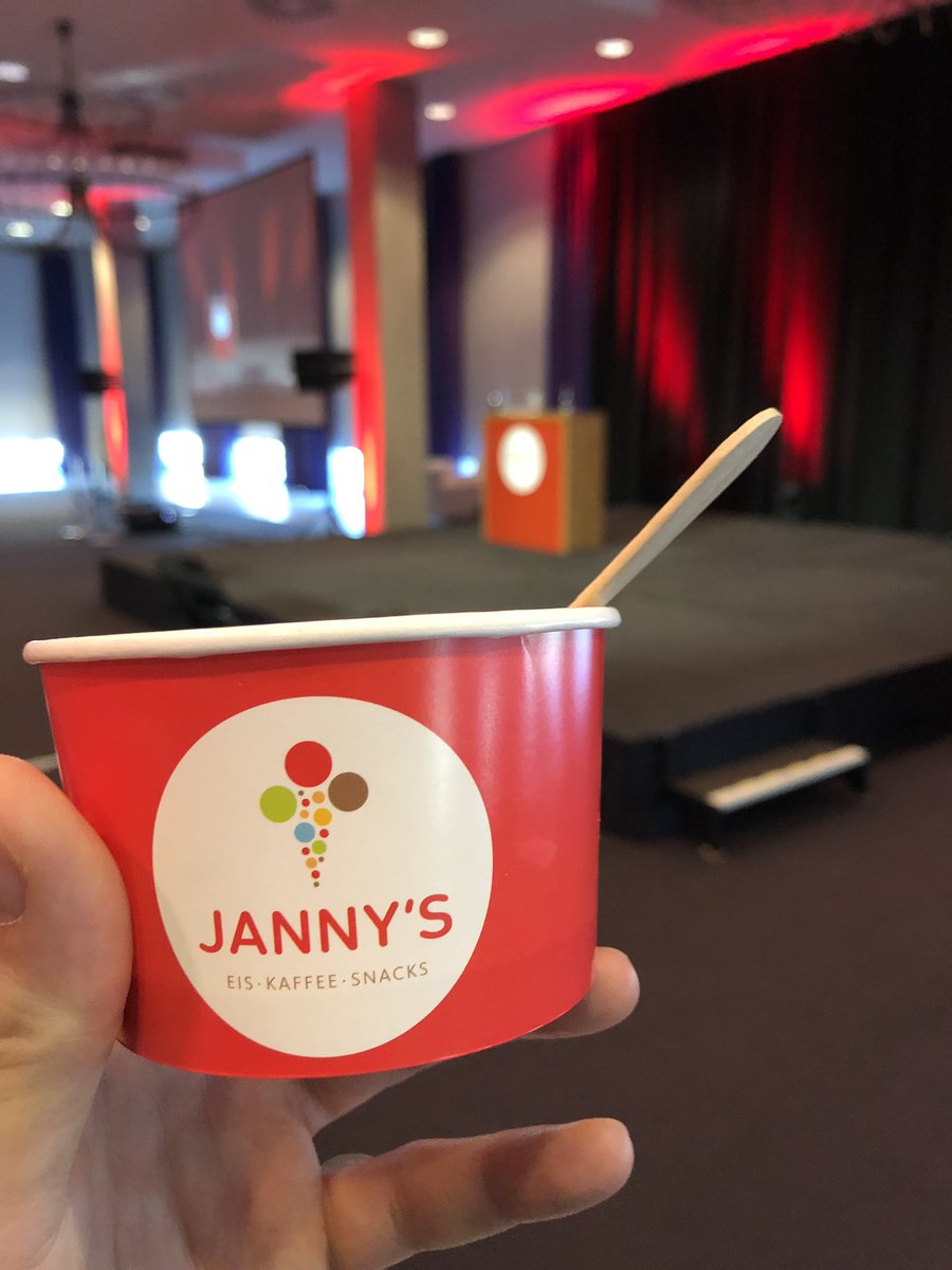 #startyourdayright Vorstellung der neuen Sorten bei der Jahrestagung von #JannysEis #aftereight #prosecco #bluekiss #peanut @DFVBerlin