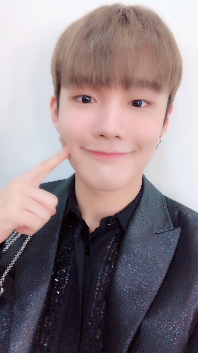 YG_TreasureBox's tweet photo. 💎본방사수💎
YG 보석함 마지막화 방송 1시간 전!
파이널 경연 무대 셀카를 공개합니다✨
#YG보석함 #YG_TREASURE_BOX #보석함 #FINAL_EPISODE #VLIVE_10PM #JTBC2_YOUTUBE_MIDNIGHT #YG https://t.co/tm22QbHFes