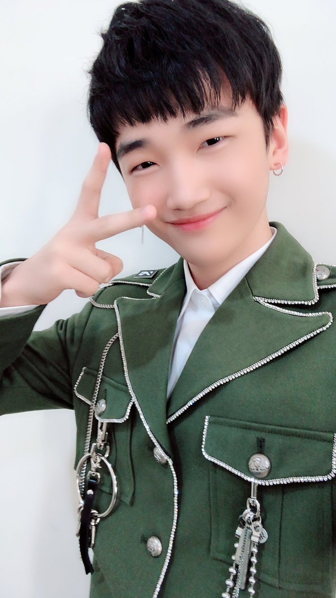 YG_TreasureBox's tweet photo. 💎본방사수💎
YG 보석함 마지막화 방송 1시간 전!
파이널 경연 무대 셀카를 공개합니다✨
#YG보석함 #YG_TREASURE_BOX #보석함 #FINAL_EPISODE #VLIVE_10PM #JTBC2_YOUTUBE_MIDNIGHT #YG https://t.co/tm22QbHFes