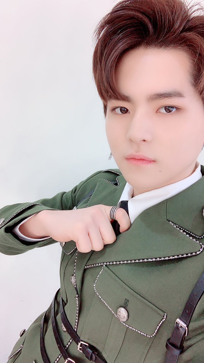 YG_TreasureBox's tweet photo. 💎본방사수💎
YG 보석함 마지막화 방송 1시간 전!
파이널 경연 무대 셀카를 공개합니다✨
#YG보석함 #YG_TREASURE_BOX #보석함 #FINAL_EPISODE #VLIVE_10PM #JTBC2_YOUTUBE_MIDNIGHT #YG https://t.co/EnNc21fJ1g