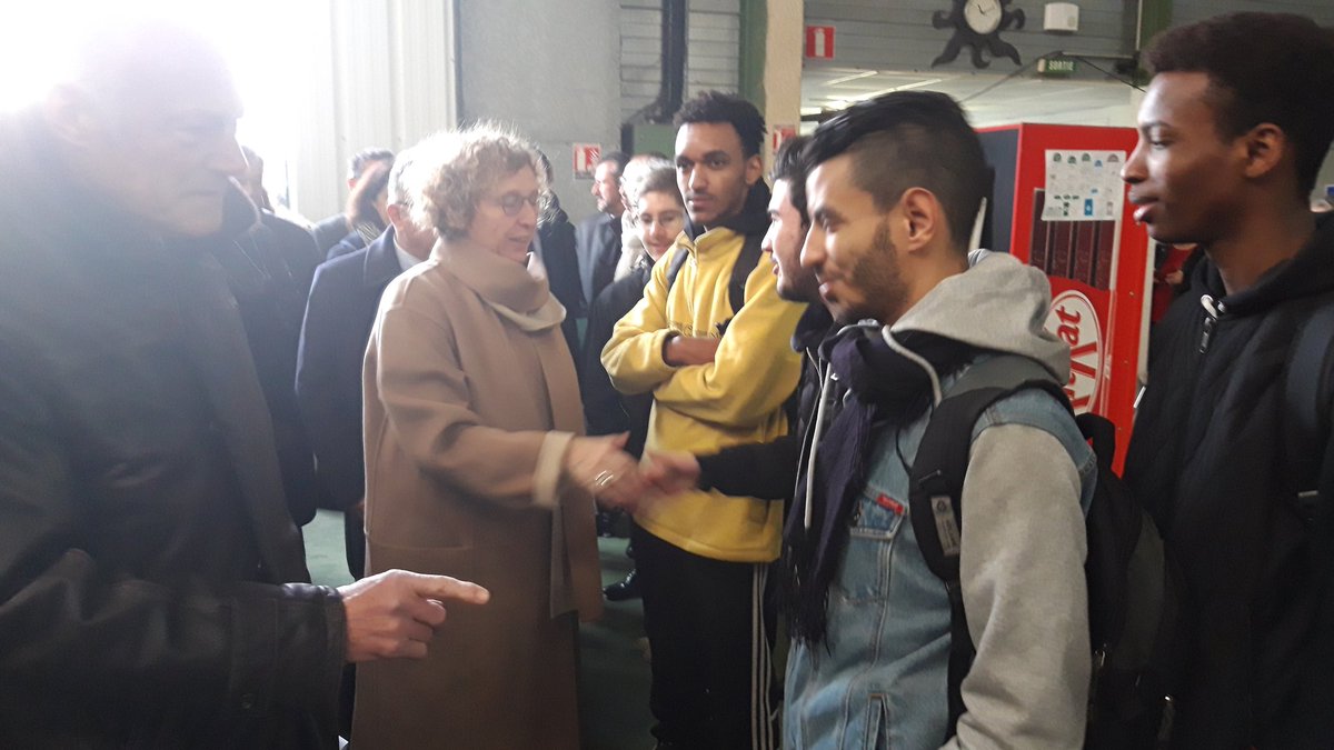 e2cGironde's tweet photo. Moment privilégié avec Mme la Ministre Muriel Penicaud et M. Le Président Alain Rousset avec les stagiaires de l'#e2cbma lors de la signature du Pacte Etat Région. @PrefAquitaine33 @NvelleAquitaine https://t.co/sRMZjQ2VXt