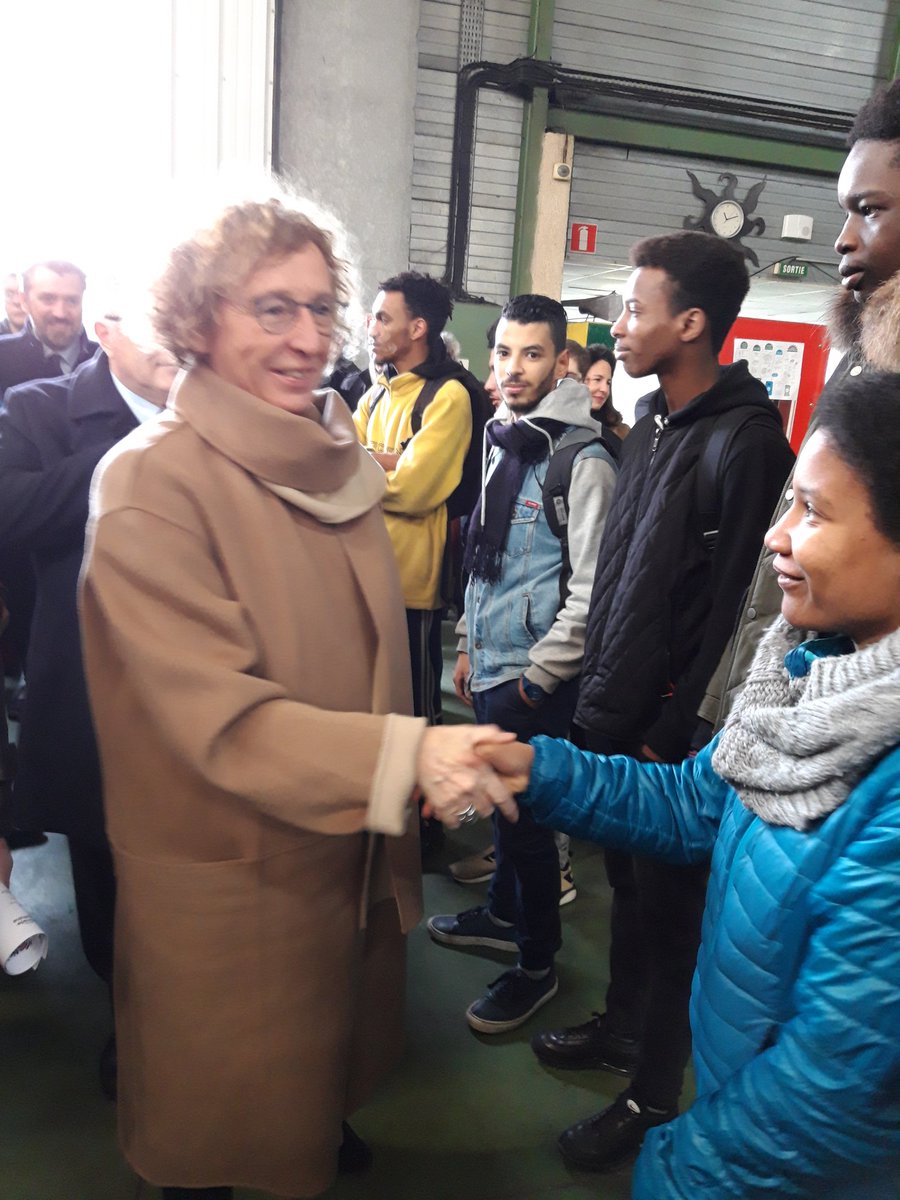 e2cGironde's tweet photo. Moment privilégié avec Mme la Ministre Muriel Penicaud et M. Le Président Alain Rousset avec les stagiaires de l'#e2cbma lors de la signature du Pacte Etat Région. @PrefAquitaine33 @NvelleAquitaine https://t.co/sRMZjQ2VXt