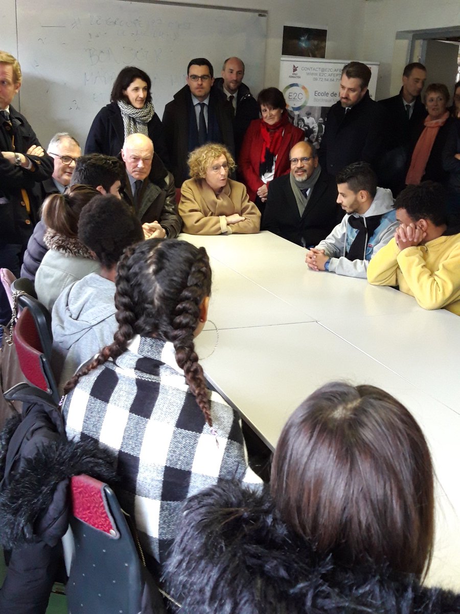 e2cGironde's tweet photo. Moment privilégié avec Mme la Ministre Muriel Penicaud et M. Le Président Alain Rousset avec les stagiaires de l'#e2cbma lors de la signature du Pacte Etat Région. @PrefAquitaine33 @NvelleAquitaine https://t.co/sRMZjQ2VXt