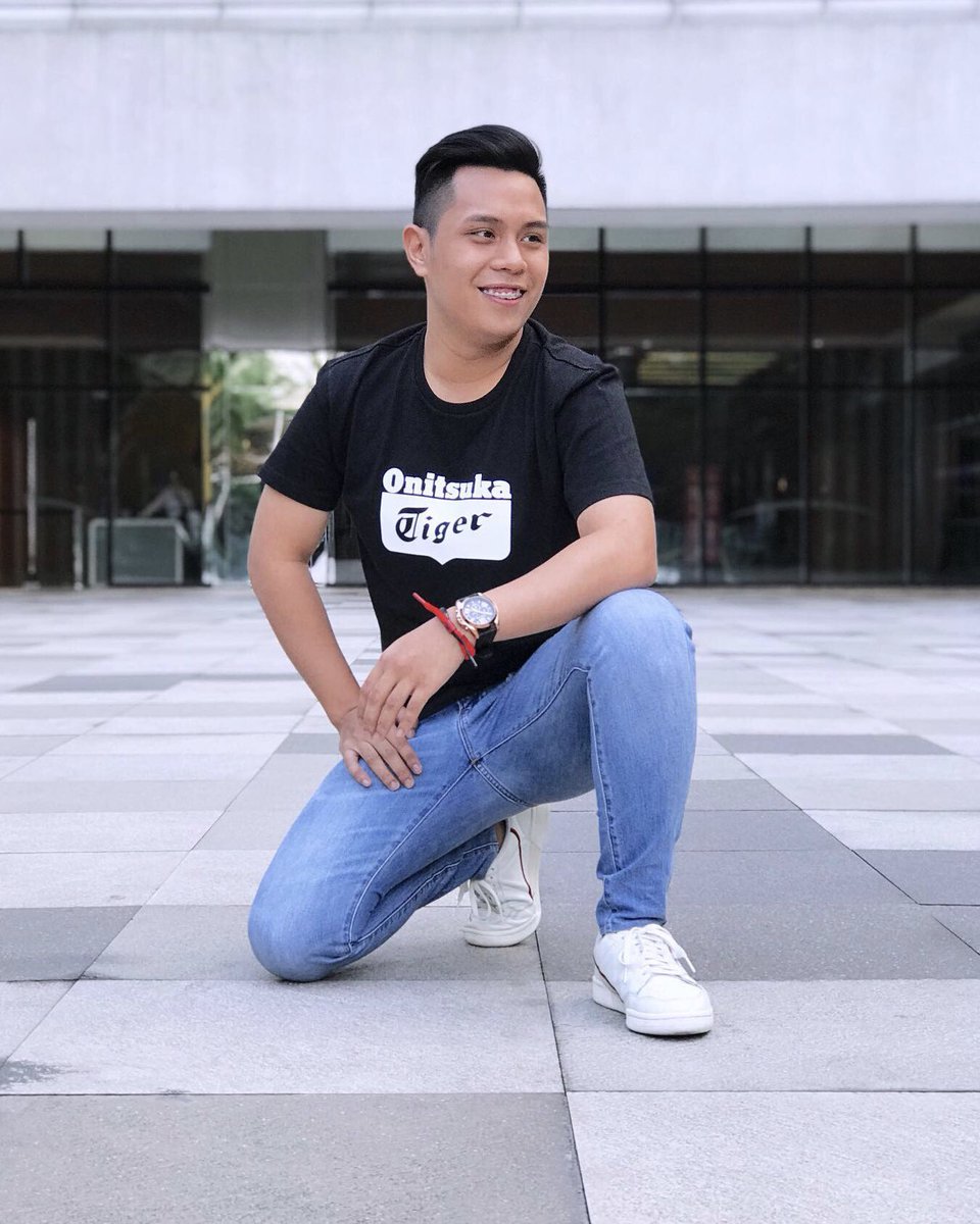 franzzenriquez's tweet photo. TGIF! Wearing my favorite #Onitsuka logo tee. Simply getting ready to spread positive vibes this weekend! ๐ #OOTD #RastaclatPH
๐ธ: @biancabinag https://t.co/5tMgZZimMf