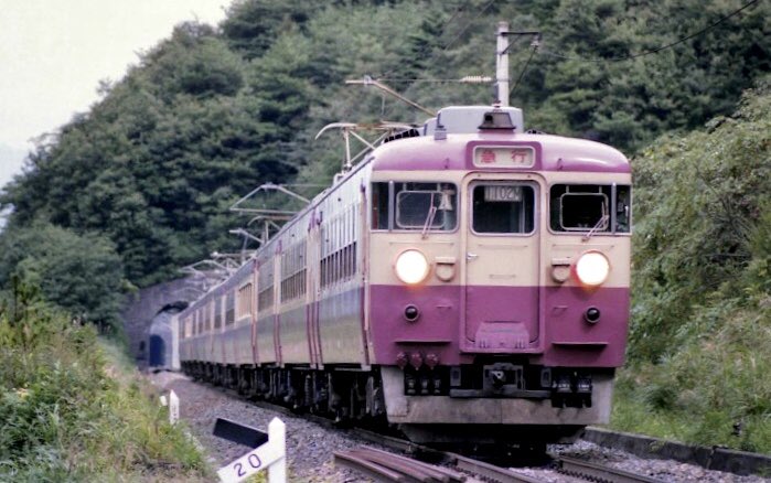 北鉄局 على تويتر 突然の急行電車 国鉄時代東北地方には数多くの急行 が走っていたが 列車にはヘッドマークが無く列車名がわからない 列車番号からして上野 仙台間を走っていた急行 まつしま だとわかる 1102m 急行 まつしま2号 455系12b 1979 04 30 南福島 金 北鉄局 على تويتر 突然の急行電車 国鉄時代東北地方には数多くの急行 が走っていたが 列車にはヘッドマークが無く列車名がわからない 列車番号からして上野 仙台間を走っていた急行 まつしま だとわかる 1102m 急行 まつしま2号 455系12b 1979 04 30 南福島 金