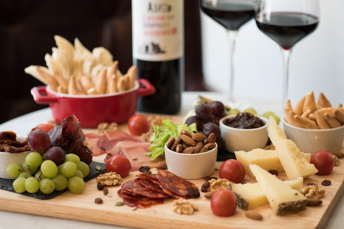 The weekly catch-up won't be complete without a charcuterie board and wine 🍷

#catchups #cheeseboard #charcuterieboard #catchup #wine #cheese #grapes #toshare #forsharing #London #londontown #hydepark #abastolondon #abastoargentinelondon #abastoargentine #delicious