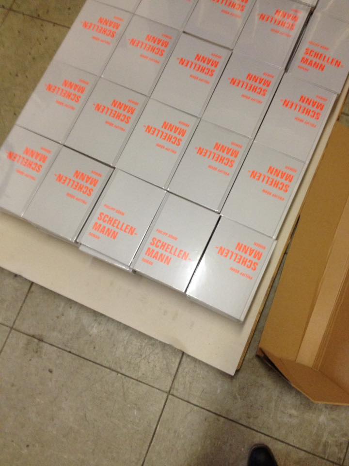 verbrecherei's tweet photo. Jetzt aus der Druckerei und ab der kommenden Woche überall im Buchhandel lieferbar: 
"Schellenmann". der Debütroman von Philipp Böhm.
Leseprobe hier: https://t.co/XPt9tveiKf
#Schellenmann #Debütroman #Debüt #Literatur #PhilippBöhm https://t.co/J8gnsPXcBa