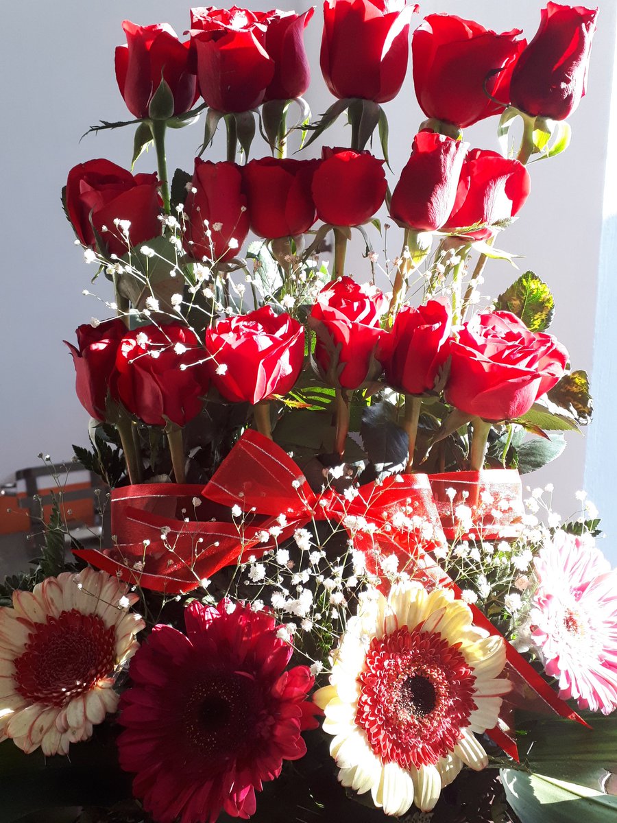 Karpuzee's tweet photo. Flowers for Jjong illuminated by Jinki.
#SUNSHINee https://t.co/G0rhC7pMit